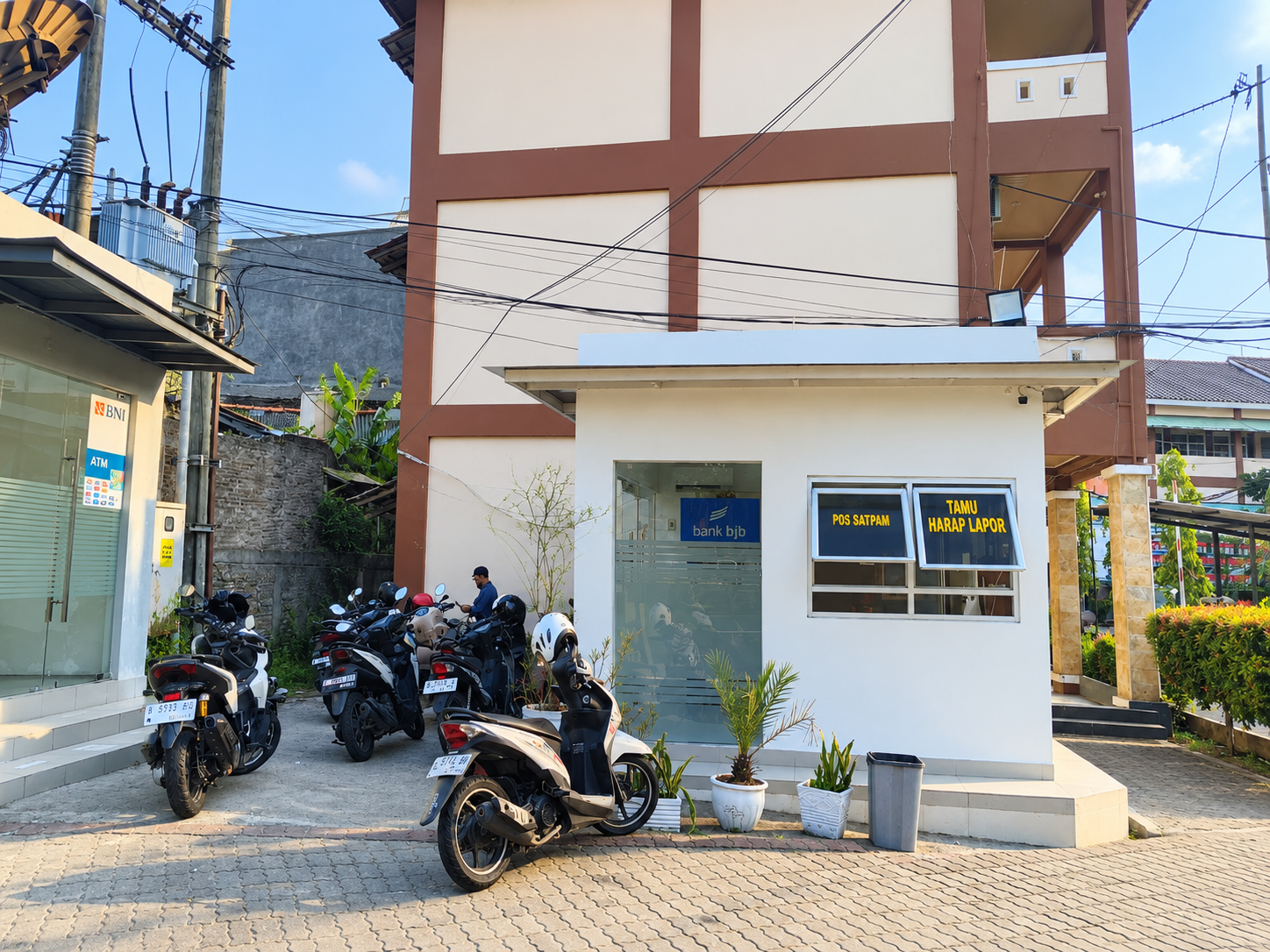 Pos pengamanan Universitas Faletehan
